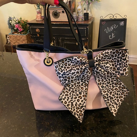 Betsey Johnson Handbags - Betsey Johnson Pink / Cheetah Bow Tote Purse EUC